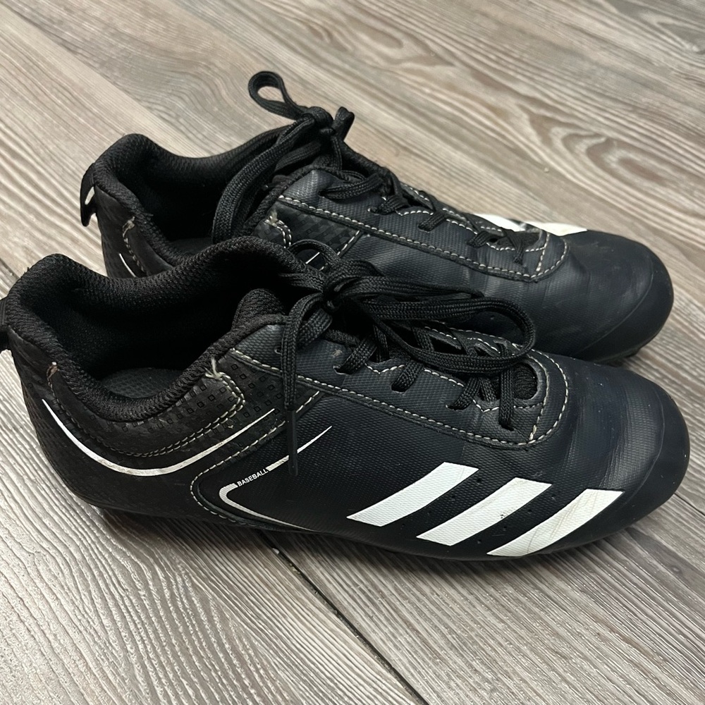Adidas 2.5Y soccer/baseball cleats